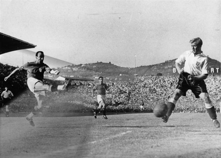 Amadei impegnato con la maglia della Nazionale nell’amichevole contro l’Inghilterra del 1952.